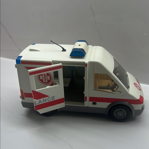 Playmobil 4221 Ambulance with working lights - Picture 9 of 11